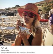 Ουπς! Δείτε ποιος «τσάκωσε» την Μπεκατώρου να τρώει μουσακά στην παραλία