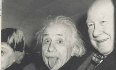Η πιο αστεία φωτογραφία του Αϊνστάιν με τη γλώσσα έξω πουλήθηκε σε δημοπρασία (Pic)