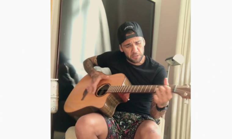 Ο Daniel Alves παίζει κιθάρα αλλά ευτυχώς δεν… τραγουδάει