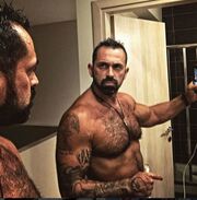 Ο Bo φωτογραφίζεται μπροστά στον καθρέφτη του και δείχνει την αλλαγή στο σώμα μετά το Survivor