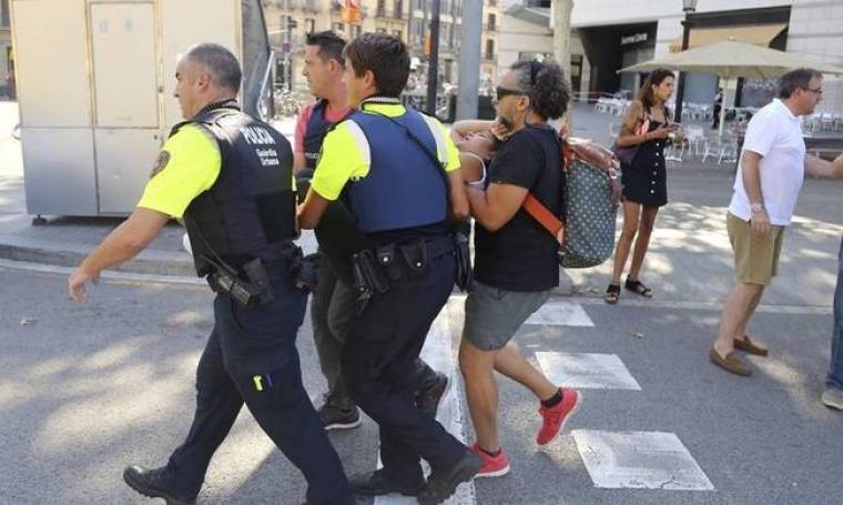 Επίθεση Βαρκελώνη: Ο τρόμος επέστρεψε στην Ευρώπη - Ανθρωποκυνηγητό για τη σύλληψη του μακελάρη