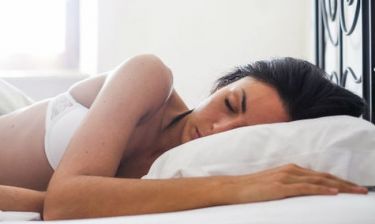 Κοιμάσαι με σουτιέν; Αυτοί είναι οι μύθοι και οι αλήθειες για την αγαπημένη σου συνήθεια