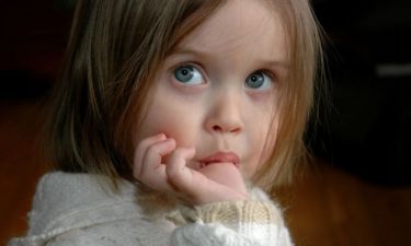 Το παιδί πιπιλίζει το δάχτυλο του; 6 τρόποι για να το σταματήσει