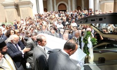 Κηδεία Λάσκαρη: Ο χαμός έξω από την εκκλησία και η τσιριχτή φωνή: «Εξαφανίσου είπα»