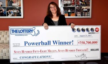 Νοσοκόμα από την Μασαχουσέτη η νικήτρια του 750 εκατομμυρίων δολαρίων Powerball!