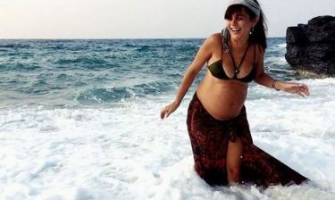 Δαλιάνη: Παιχνίδια στη θάλασσα στον έκτο μήνα της εγκυμοσύνης της και το σχόλιο της Κορινθίου