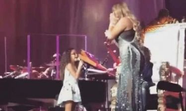 Η Mariah Carey τραγουδά με την κόρη της