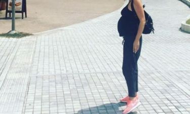 Περπατάει στο κέντρο στον 8ο μήνα της εγκυμοσύνης της