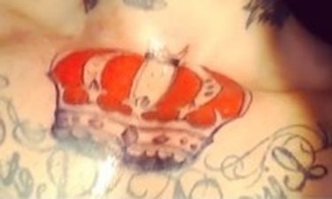Λαϊκός τραγουδιστής «χτύπησε» tattoo στο στέρνο