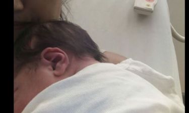 Ποζάρει με το νεογέννητο μωρό της μέσα από το μαιευτήριο