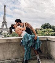 Παθιασμένα φιλιά με φόντο τον Πύργο του Άιφελ 