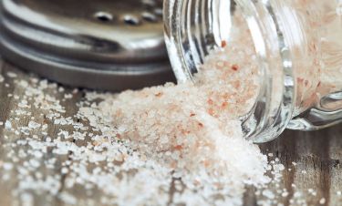 Πέντε σημάδια που δείχνουν ότι το σώμα σου «ζητάει» να κόψεις το αλάτι