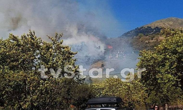 Μεγάλη φωτιά στο Καρπενήσι - Απειλούνται σπίτια και ξενοδοχεία