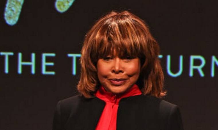 Σπάνια δημόσια εμφάνιση για την 77χρονη Tina Turner