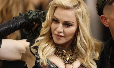 Και η Madonna ταξιδεύει στην... οικονομική θέση