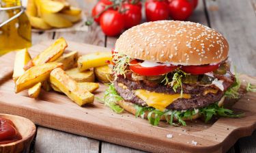Fast food: Η μικρή αλλαγή που το κάνει πιο υγιεινό