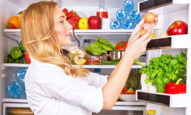 Συντήρηση αυγών: Γιατί δεν πρέπει να τα βάζετε στην πόρτα του ψυγείου