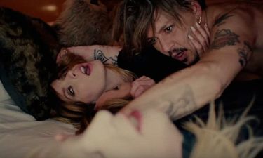 Johnny Depp: Κάνει... τρίο με καλλονές στο νέο video clip του Marilyn Manson