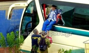 Κακοκαιρία - Εικόνες ΣΟΚ: Λεωφορείο γεμάτο επιβάτες «πνίγηκε» στην παλαιά Εθνική Οδό