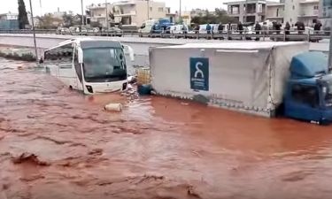 Πλημμύρες - Βίντεο ντοκουμέντο: Η στιγμή που ορμητικά νερά πνίγουν οχήματα