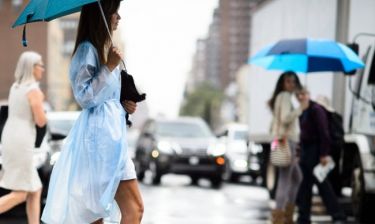 Πέντε styling tips για να είσαι καλοντυμένη ακόμα και όταν βρέχει