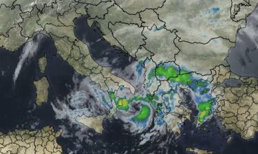 Καιρός ΤΩΡΑ: Στο έλεος του κυκλώνα «Ζήνων» η Ελλάδα - Ποιες περιοχές θα πλήξει ο Medicane (pics)