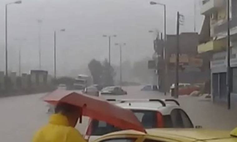 Καιρός ΤΩΡΑ – Κερατσίνι: Συγκλονιστικό βίντεο - Χείμαρρος παρασύρει οχήματα στη Λεωφόρο Δημοκρατίας
