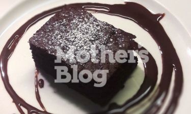 Συνταγή με 8 υλικά: Σοκολατένιο κέικ με βύσσινο από τον Γιώργο Γεράρδο