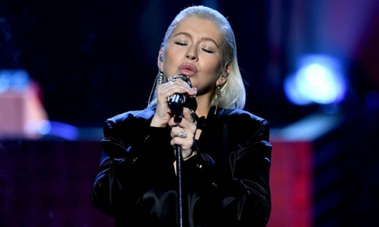 Christina Aguilera: Η εμφάνισή της στα American Music Awards και τα... χείλη της που συζητήθηκαν
