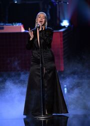 Christina Aguilera: Η εμφάνισή της στα American Music Awards και τα... χείλη της που συζητήθηκαν