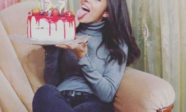 Ηθοποιός του «Μπρούσκο» ποζάρει με την τούρτα γενεθλίων της