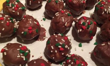 Χριστουγεννιάτικη συνταγή: Φανταστικά σοκολατάκια με φυστικοβούτυρο