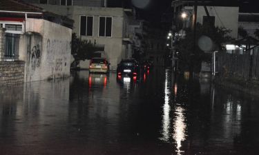 Καιρός ΤΩΡΑ: Η κακοκαιρία «έπνιξε» τη Δυτική Ελλάδα - Έκλεισαν δρόμοι, πλημμύρισαν σπίτια (pics)