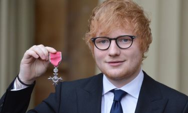 Ed Sheeran: Τιμήθηκε ως μέλος του Τάγματος της Βρετανικής Αυτοκρατορίας από τον Πρίγκιπα Κάρολο