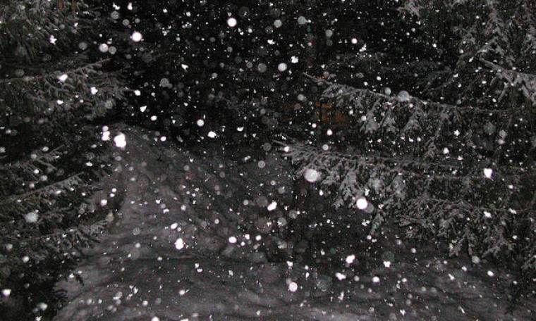 Καιρός ΤΩΡΑ: Σφοδρή χιονόπτωση στα Δερβενοχώρια (vid)
