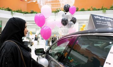 Έκθεση αυτοκινήτου μόνο για γυναίκες στη Τζέντα (pics)