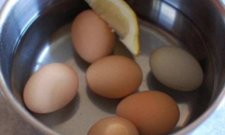 Βράζει αυγά και ρίχνει μέσα μια φέτα λεμόνι - Ο λόγος; Πανέξυπνος! (video)