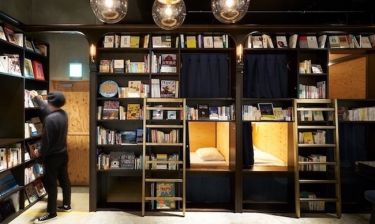 Bed and Book Τόκιο: Ύπνος σε «ράφι» βιβλιοθήκης