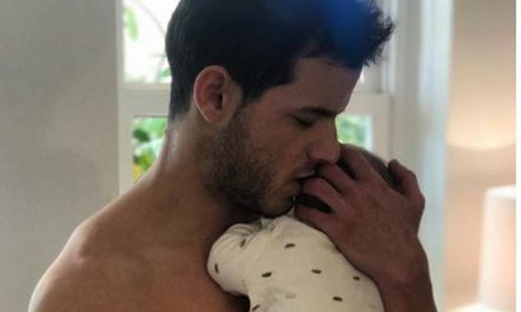 Ηρακλής Κόζας: Πριν δύο μήνες έγινε μπαμπάς και δημοσίευσε την πρώτη φωτό με τον γιο του