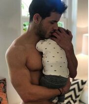 Ηλίας Κόζας: Πριν δύο μήνες έγινε μπαμπάς και δημοσίευσε την πρώτη φωτό με τον γιο του