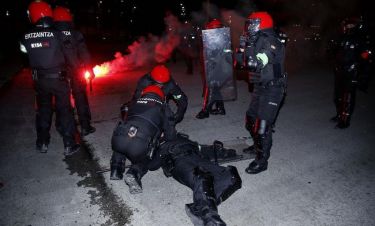 Europa League: Η σοκαριστική στιγμή κατάρρευσης αστυνομικού στα επεισόδια στο Μπιλμπάο (pics+vid)