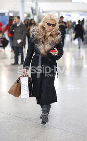 Ελένη Μενεγάκη: Καρέ καρέ στο αεροδρόμιο πριν την αναχώρηση της για Παρίσι! 