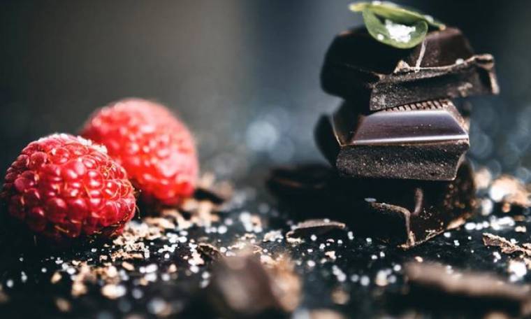 Chocolate lovers προσοχή: Ξέρατε πως η μαύρη σοκολάτα έχει περισσότερες θερμίδες από τη γάλακτος;