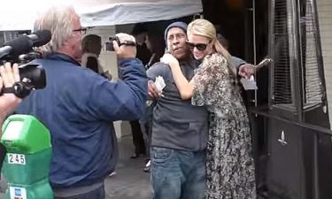 Η Paris Hilton έδωσε μια χούφτα δολάρια σε άστεγο