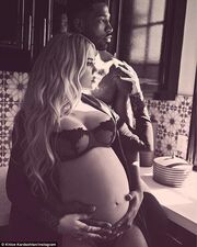 Khloe Kardashian: Ποζάρει με εσώρουχα σε προχωρημένη εγκυμοσύνη