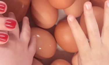 Σταματίνα Τσιμτσιλή: Βάφει τα αυγά με τις κόρες της