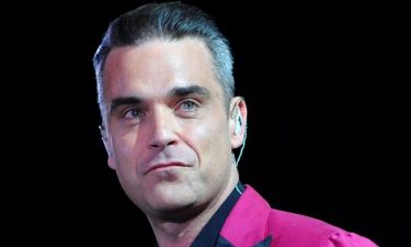 Robbie Williams: Έκανε τατουάζ το πρόσωπό του στο στέρνο του- Δείτε πως αντέδρασαν οι θαυμαστές του