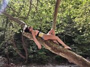 Ελένη Βαΐτσου: Ξαπλωμένη πάνω σε δέντρο πόζαρε με μαγιό «αναστατώνοντας» το instagram