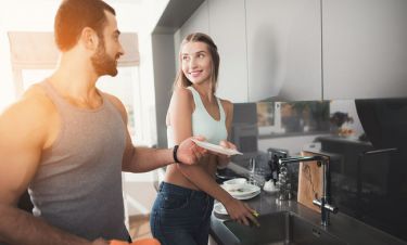 Δουλειές σπιτιού: Πώς επηρεάζουν τη σεξουαλική ζωή των ζευγαριών