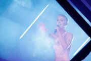 Eurovision 2018: Αγγλία: Παιχνίδι με τους ρόμβους στην σκηνή